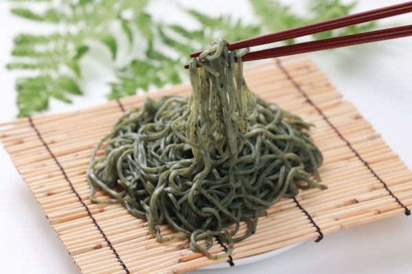 画像1: 根強く人気‼　生よもぎそば麺つゆ付き　5食セット (1)